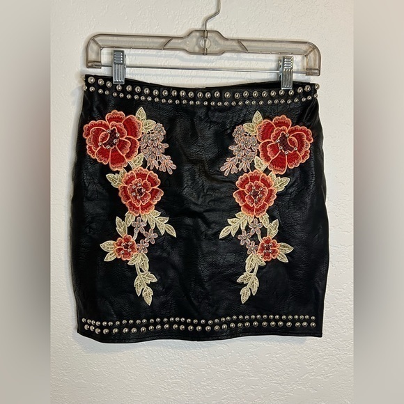 Romeo & Juliet Couture Dresses & Skirts - Romeo + Juliet Couture Embroidered Floral Studded Faux Leather Mini Skirt Sz Sm